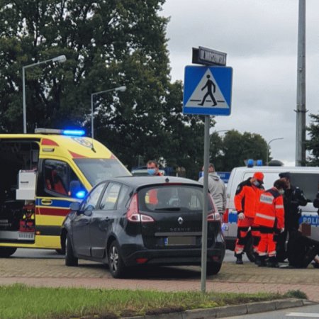 Rowerzysta pod kołami osobówki. Było o włos od tragedii [ZDJĘCIA]