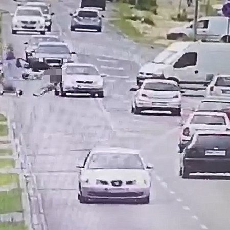 Rowerzystka potrącona przez kierowcę opla. Zdarzenie nagrała kamera monitoringu [WIDEO]