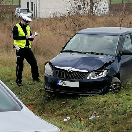 Wypadek w Nowogrodzie. Auto na tablicach "WOS"