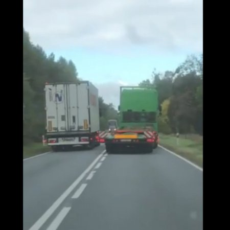 Niebezpieczne wyprzedzanie na trasie do Ostrołęki [WIDEO]